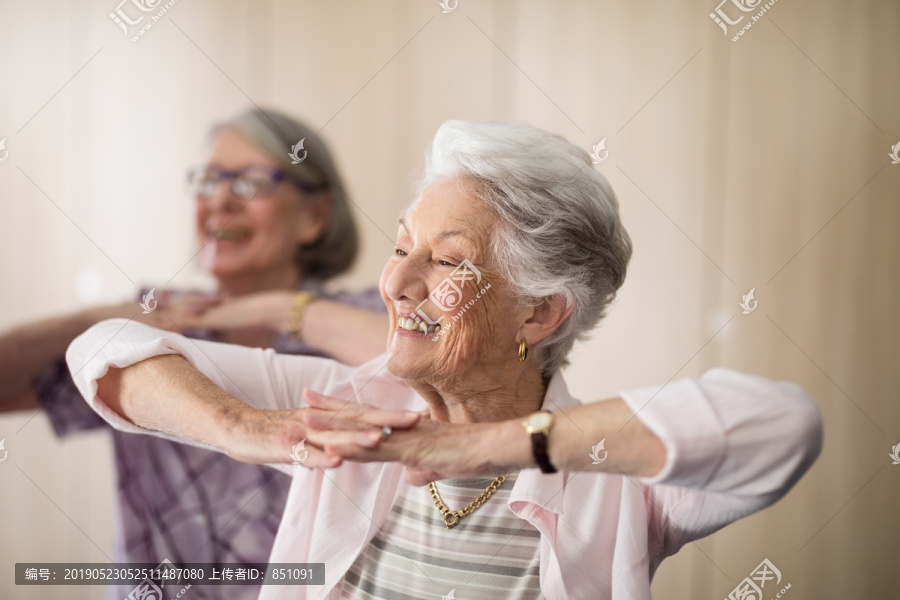 老年妇女双手紧握着看向别处