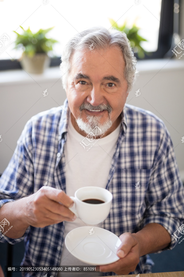 拿着咖啡杯微笑的老人画像
