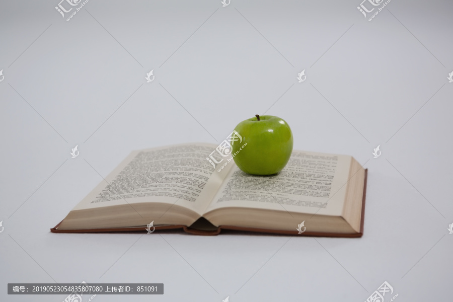 书本上的苹果