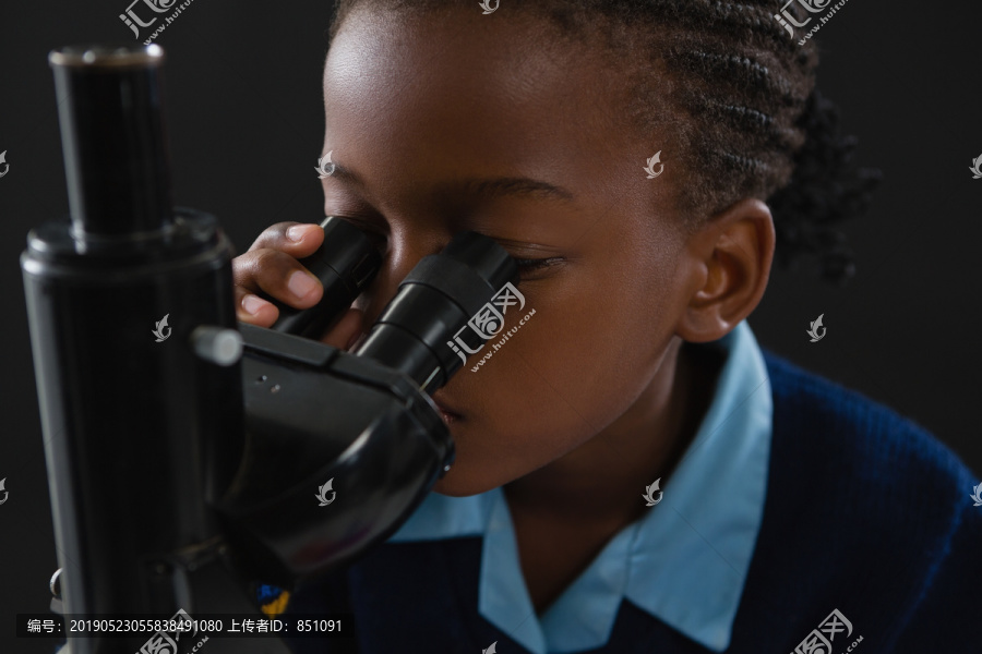 女学生在使用显微镜