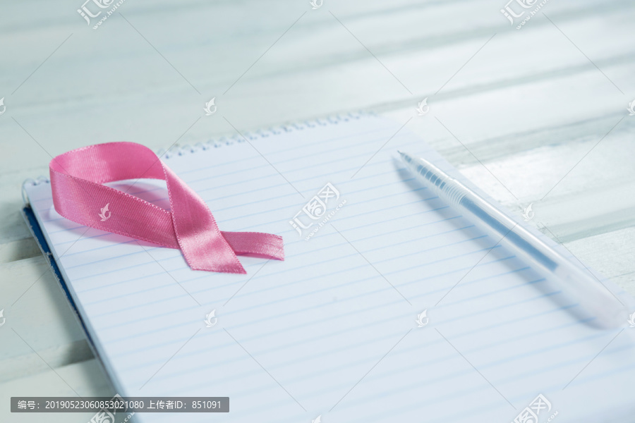 粉色丝带和记事本