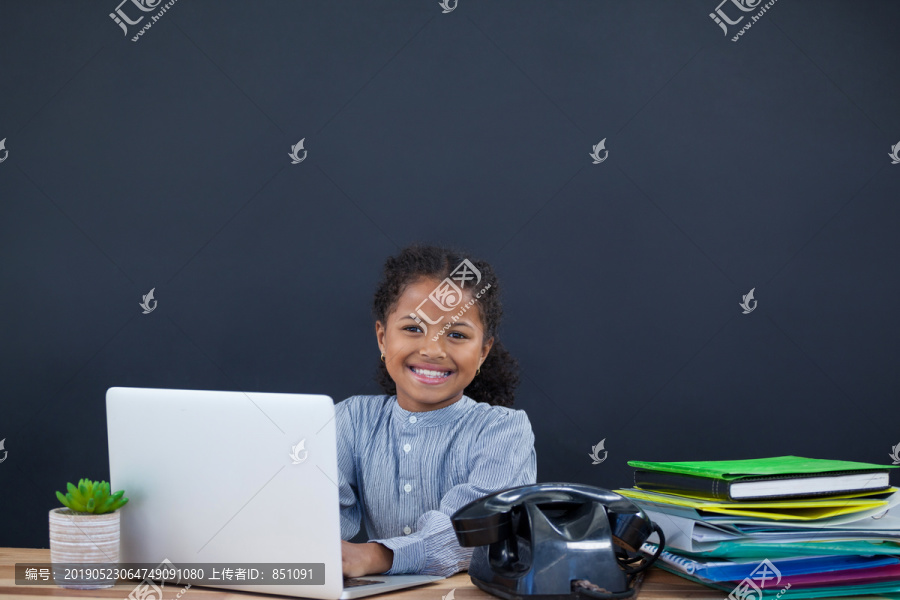 使用笔记本电脑的微笑女商人