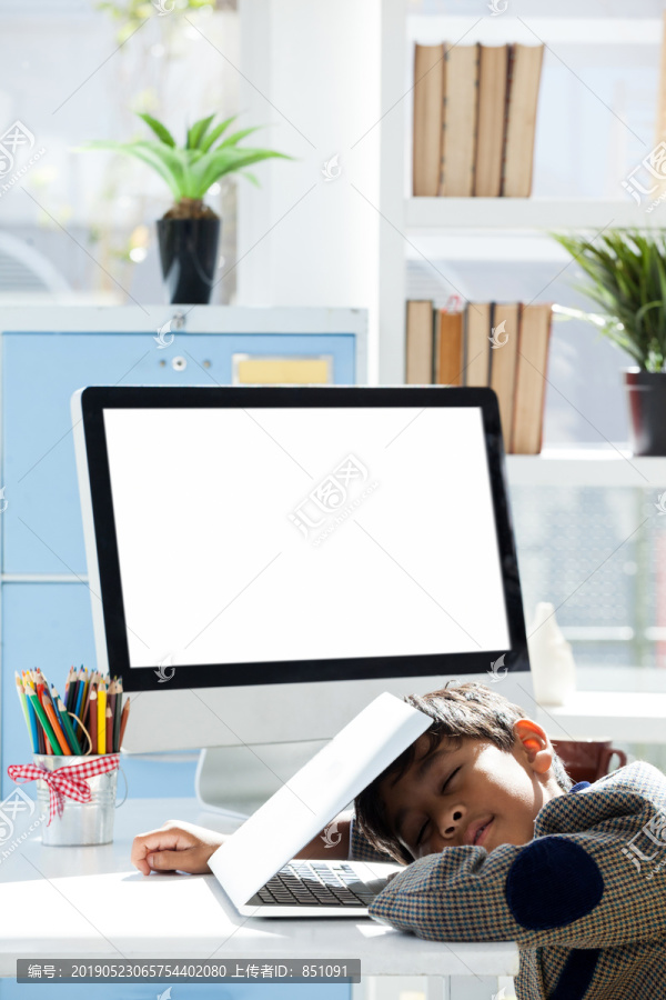 商人在桌上的笔记本电脑上小睡