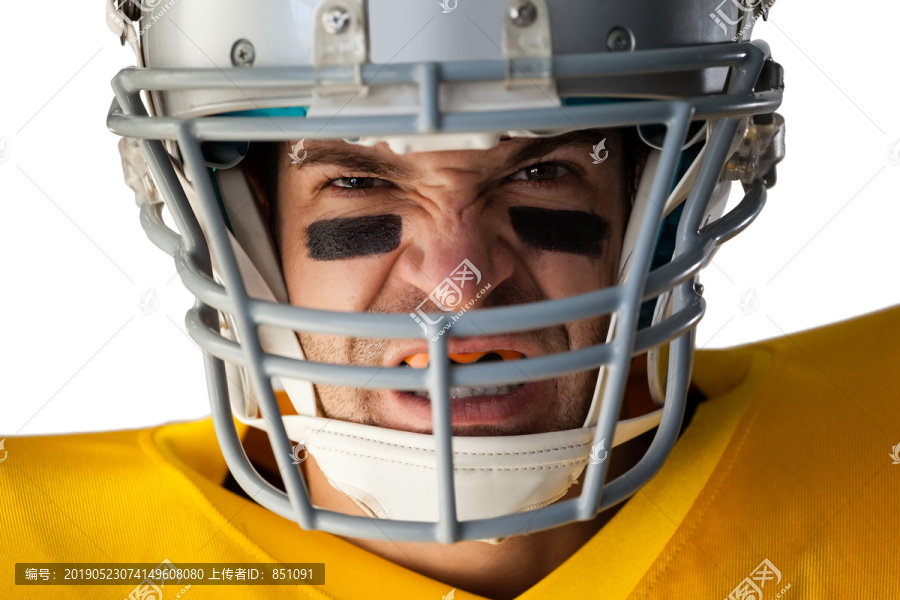 戴头盔的美国足球运动员的肖像