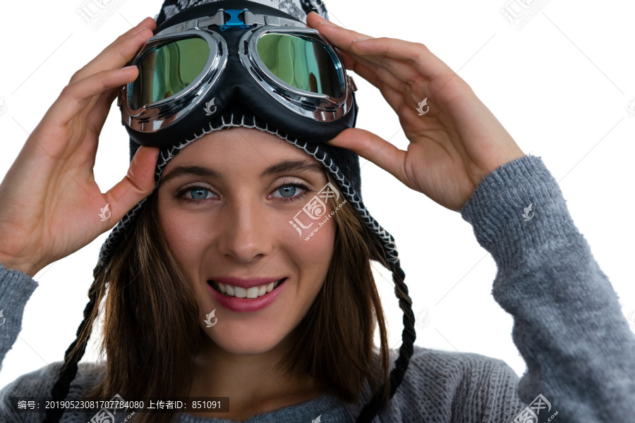 带着滑雪镜微笑的女人的肖像