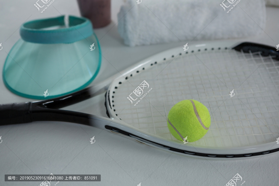 用遮阳板在球拍上观察网球