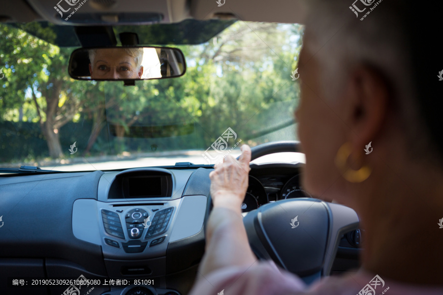 开车时看后视镜的老太太