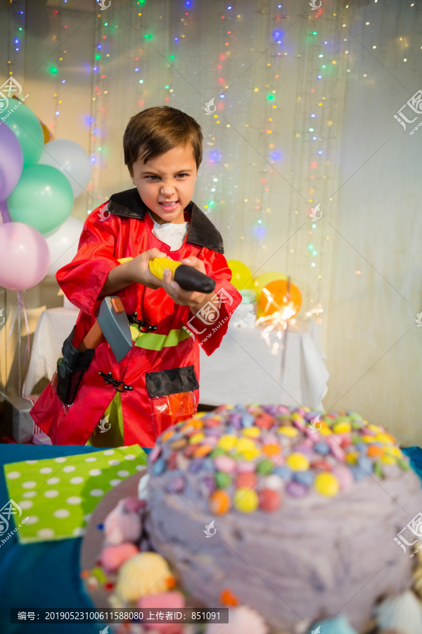 生日聚会上扮演消防员的男孩