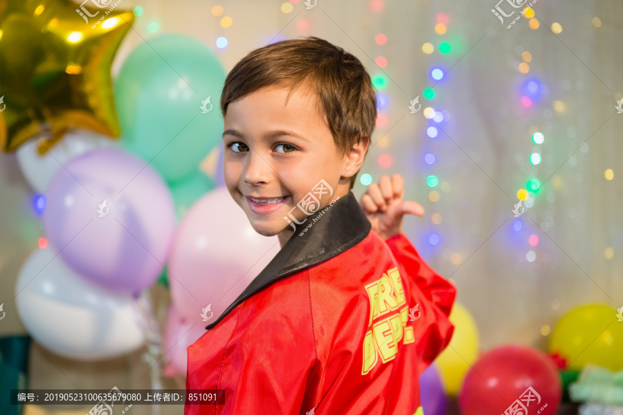 生日聚会上扮演消防员的男孩