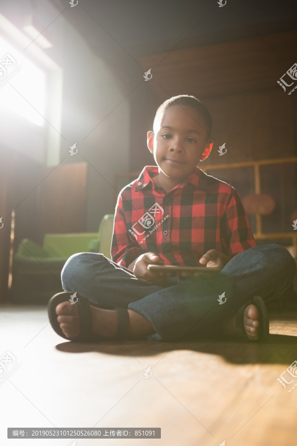 坐在木地板上的快乐男孩