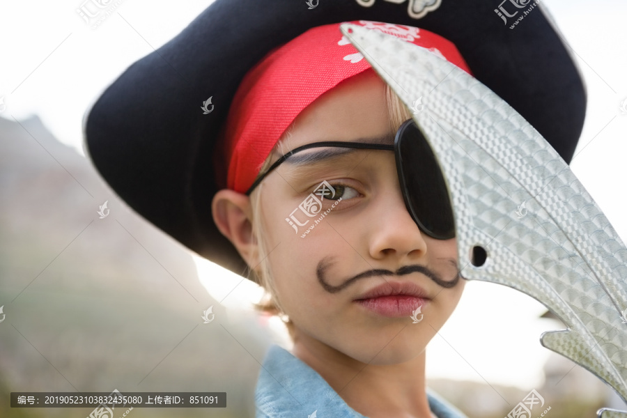 穿着海盗服装的男孩的特写肖像