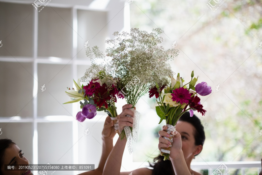 新娘和伴娘在家拿花束