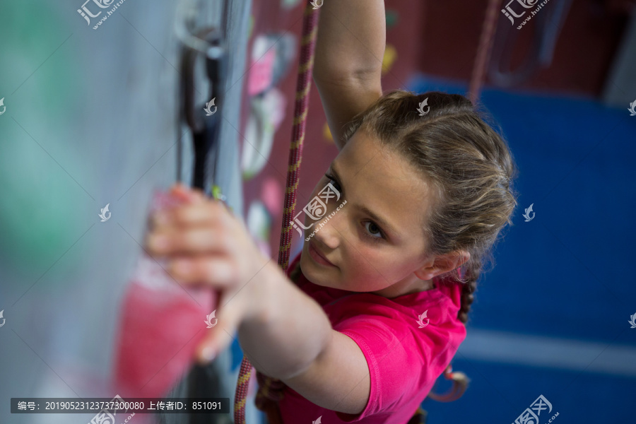 练习攀岩的少女