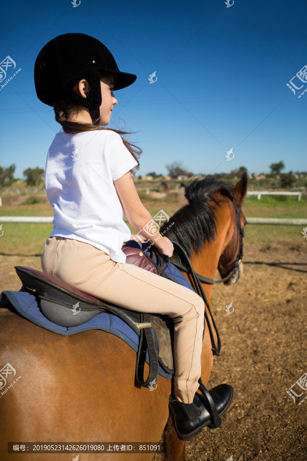 在牧场骑马的女孩
