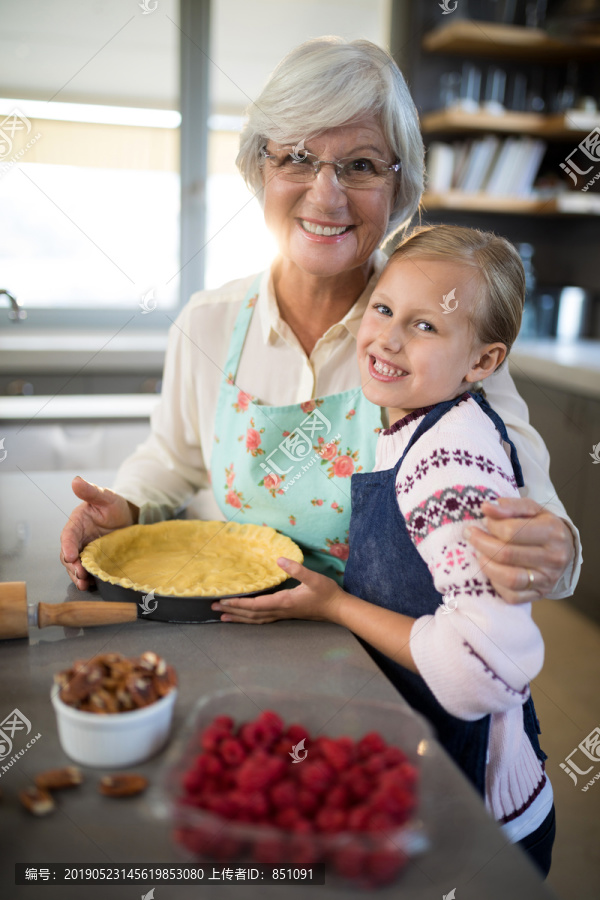 做馅饼的奶奶和孙女