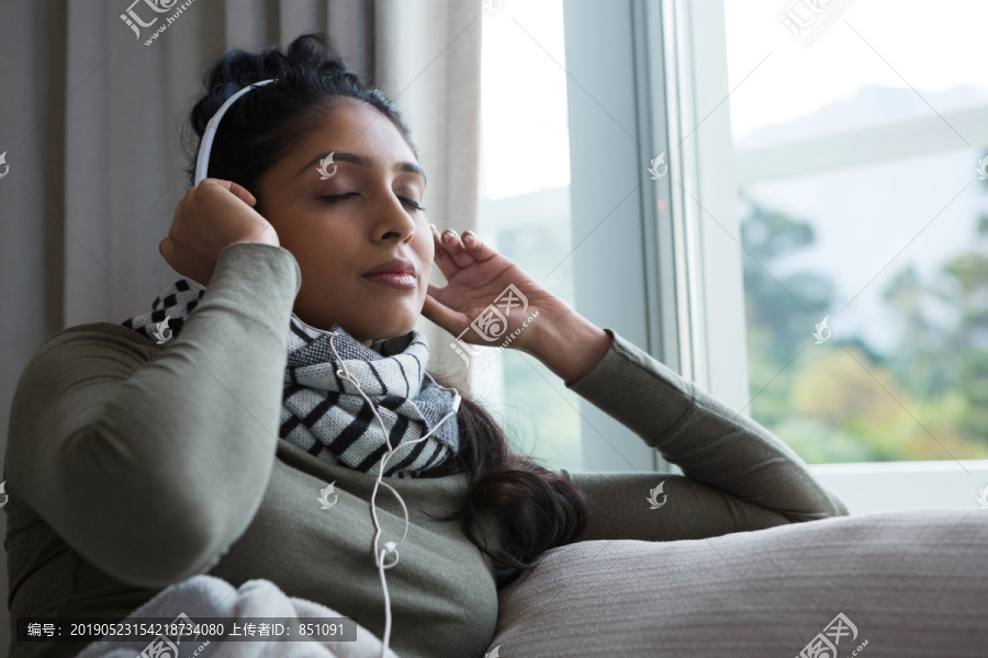 听音乐的放松的女人