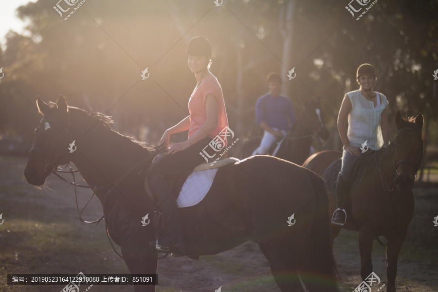 女骑马教练画像