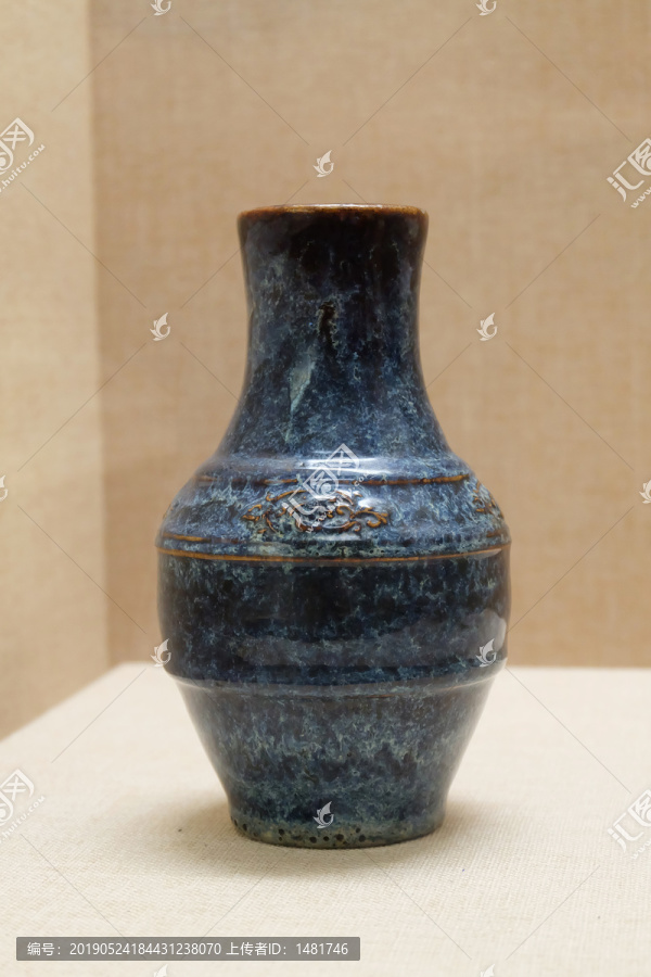 石湾窑钧蓝釉蝠螭纹瓶
