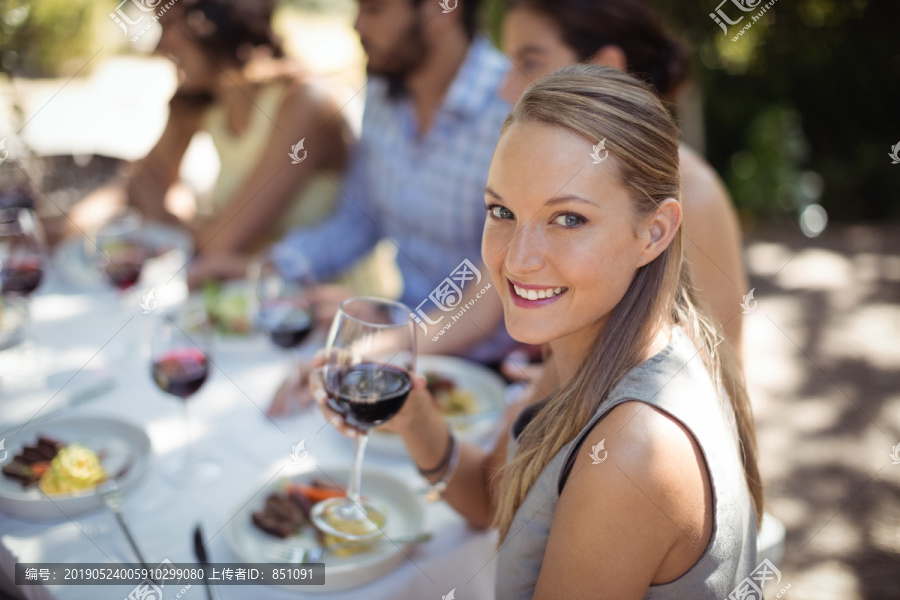 餐馆里拿着酒杯的女人