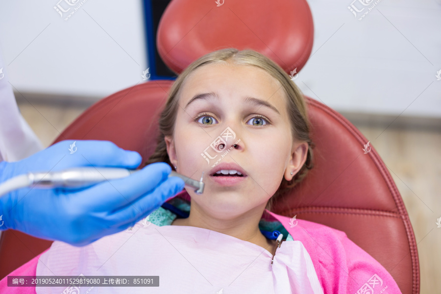 躺在牙医椅上的不安的小女孩
