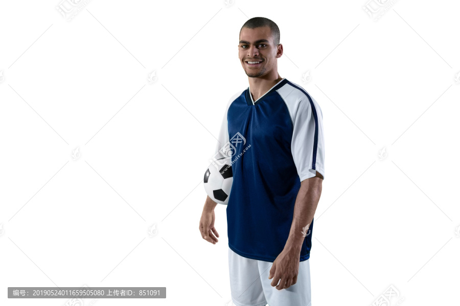 微笑的足球运动员抱着足球