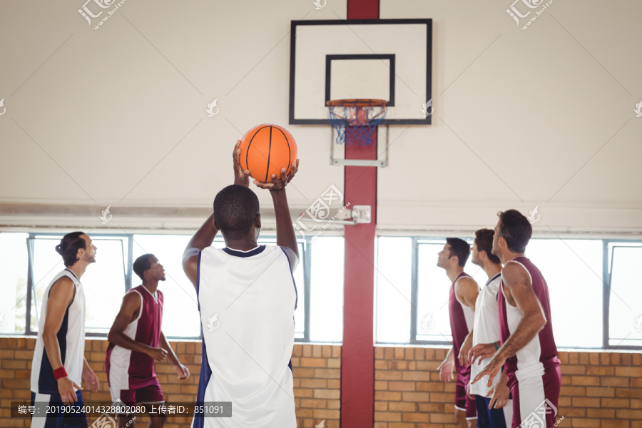 篮球运动员投篮照片