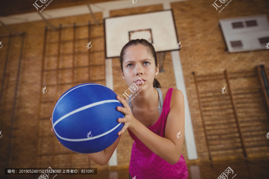 高中女生在球场上打篮球