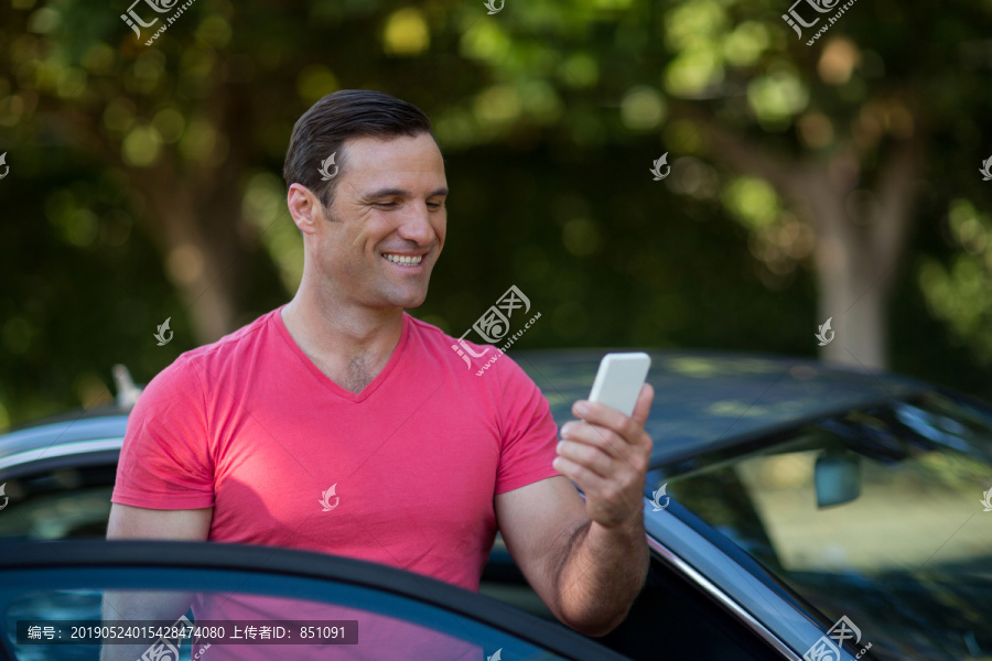 汽车旁微笑的男人