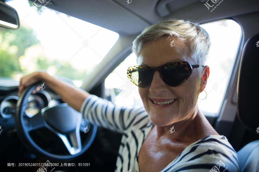 正在开车的老年女性
