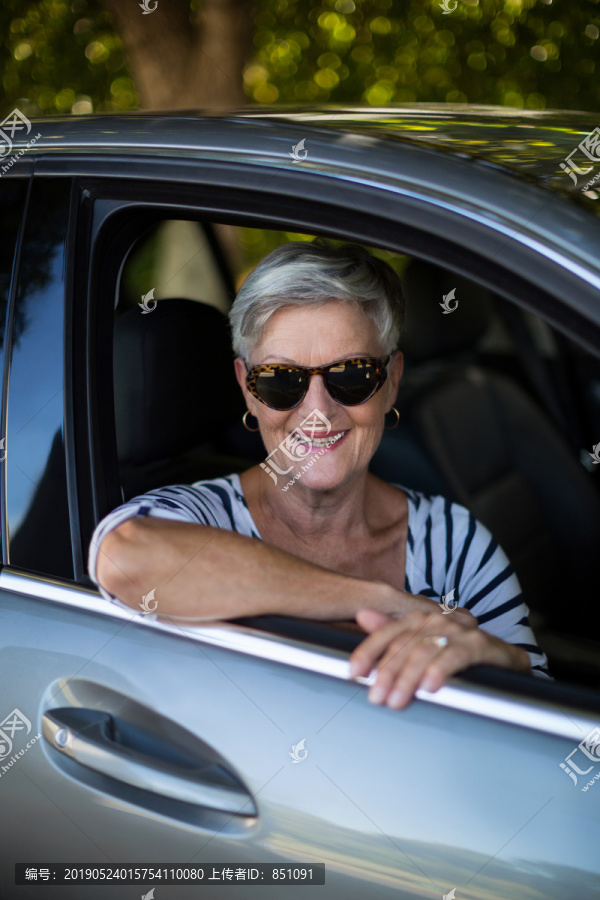 坐在车上微笑的老妇人的肖像