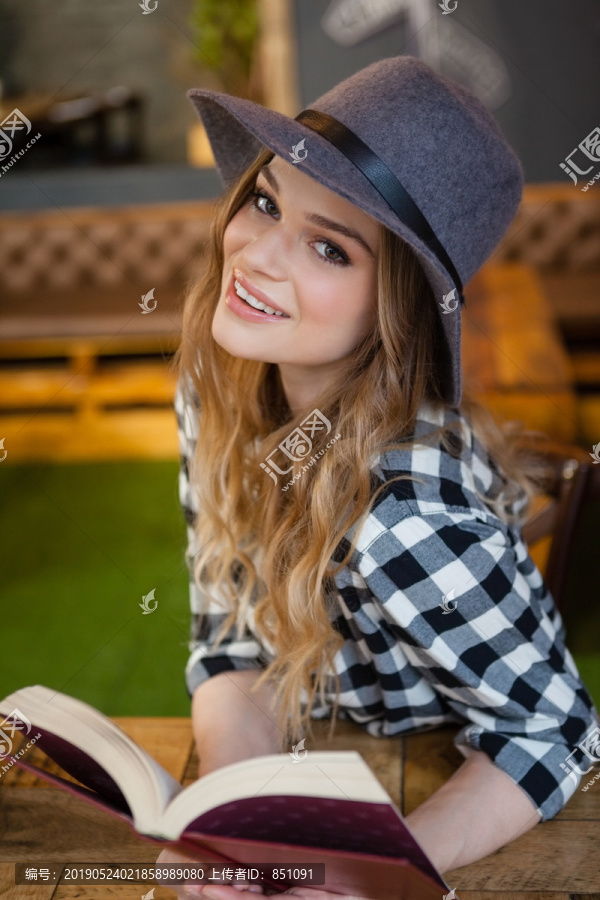 坐在咖啡厅看书的年轻漂亮女人