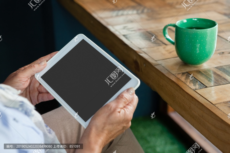 咖啡杯和平板电脑的特写镜头