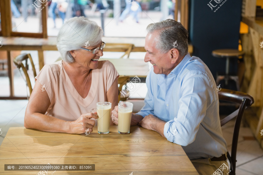 喝咖啡的快乐老年夫妇互动