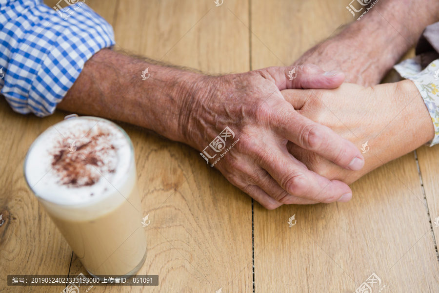 咖啡厅里幸福的老年夫妇