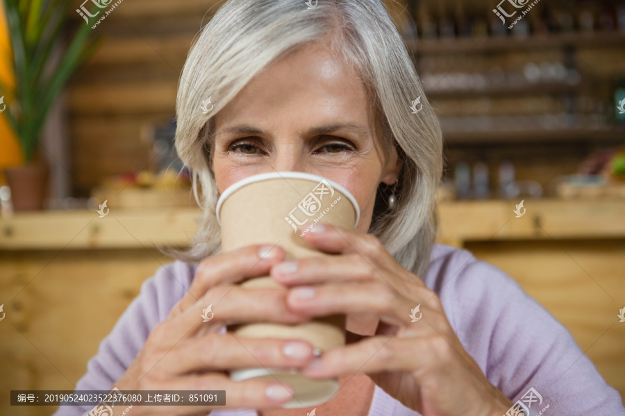 老年妇女在咖啡馆喝咖啡的照片