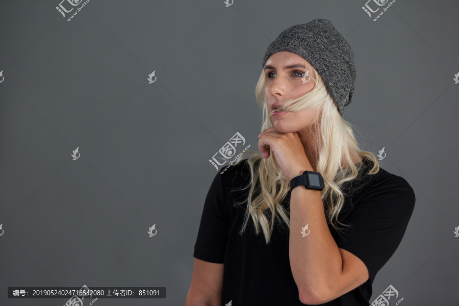变性妇女戴着灰色针织帽