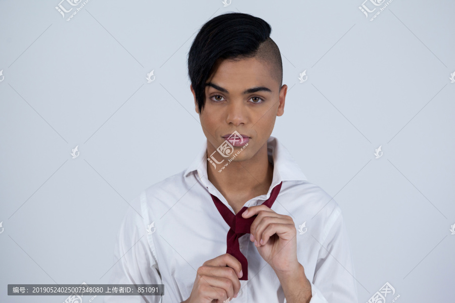 系领带的变性妇女肖像