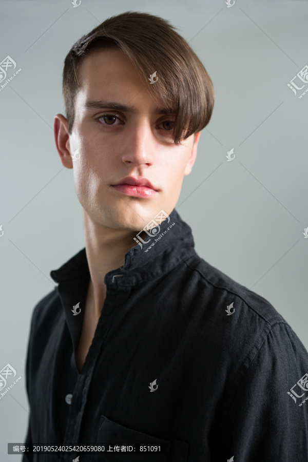 雌雄同體的男人看相機