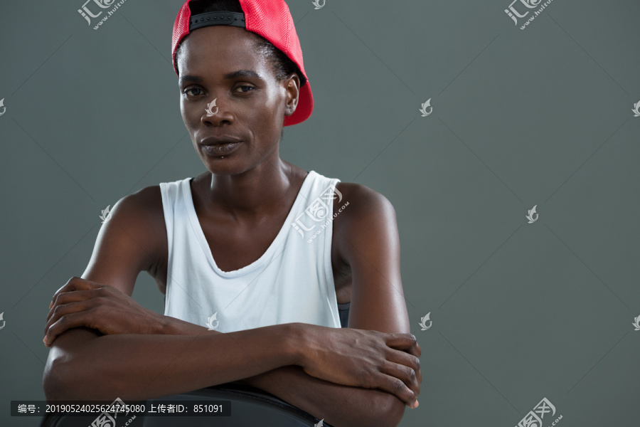 戴帽子的雌雄同體男人看相機(jī)