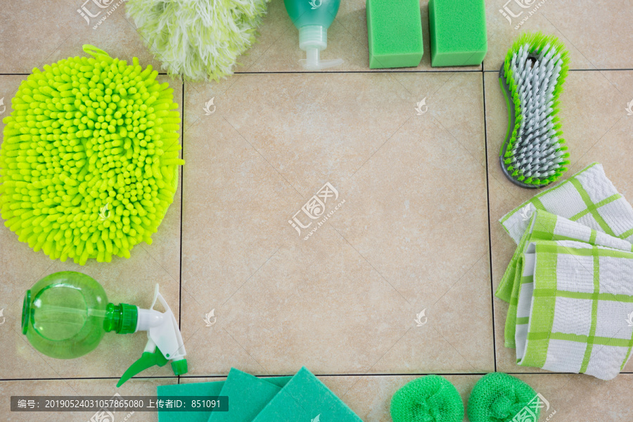 铺在瓷砖地板上的绿色清洁产品