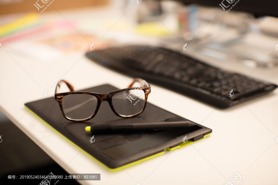 办公桌上的眼镜