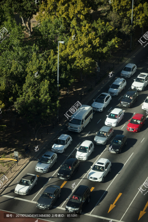 道路上汽车的大角度视图