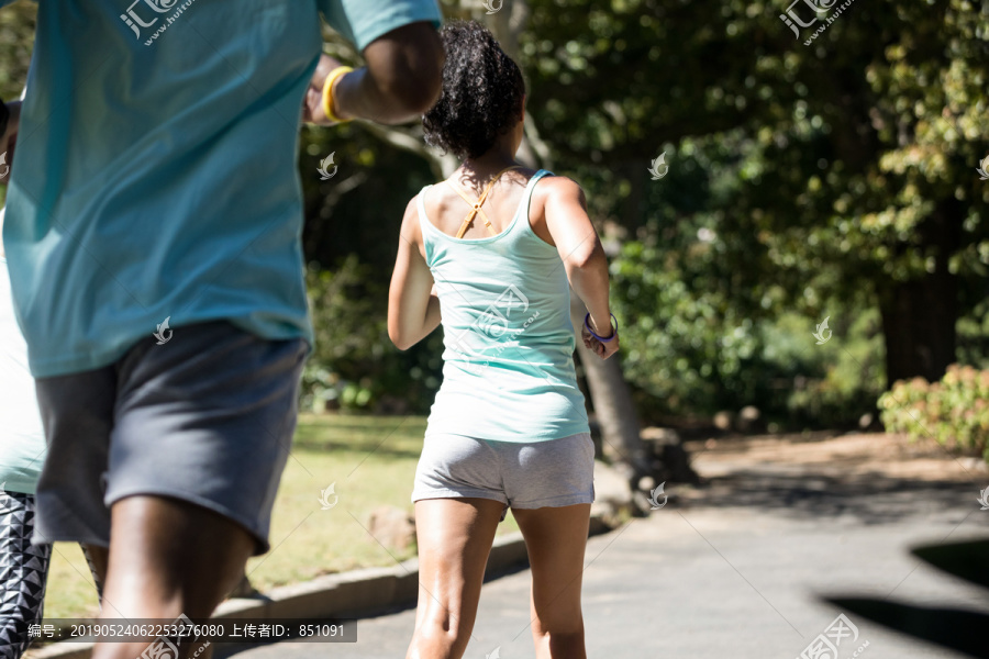 马拉松运动员在公园散步