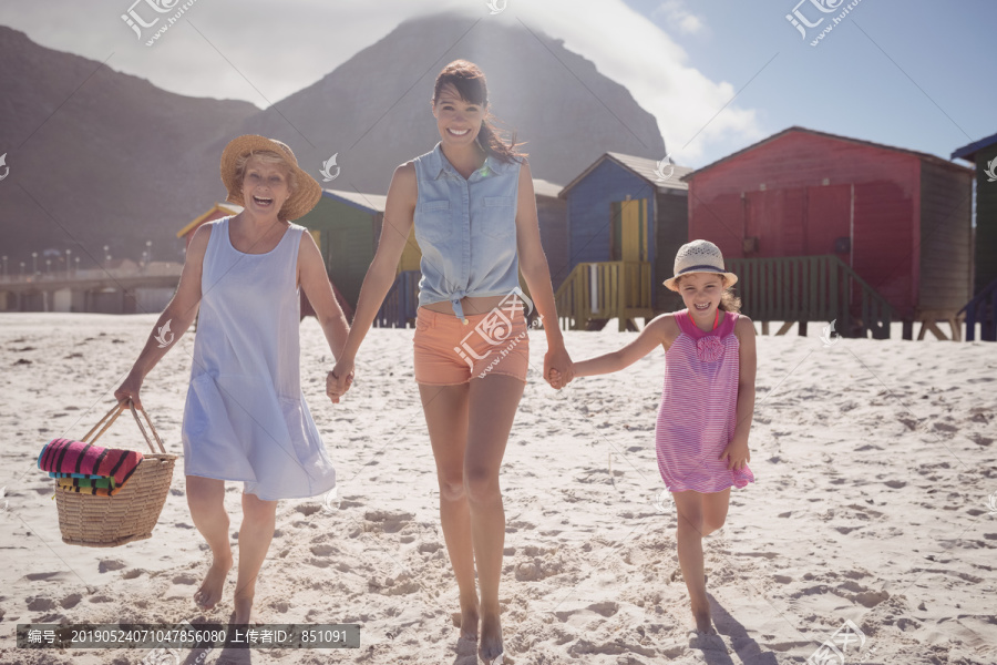 在海滩散步的多生家庭