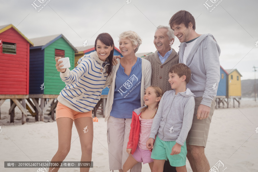 沙滩上幸福家庭的画像