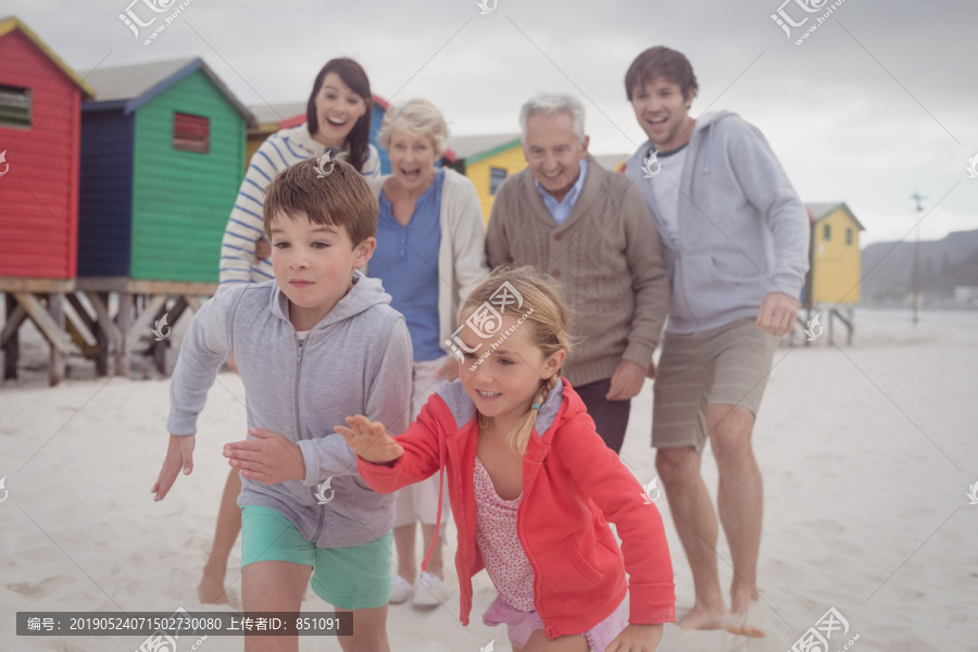 快乐的多代家庭在沙滩上玩耍