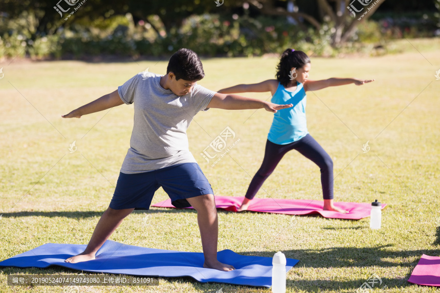 练习瑜伽的孩子和教练