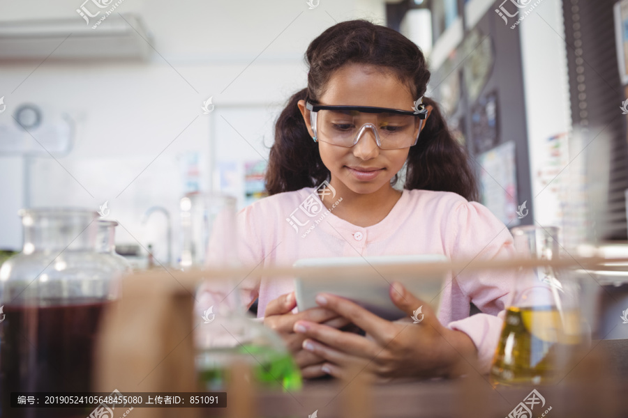 小学生在实验室使用数码平板电脑