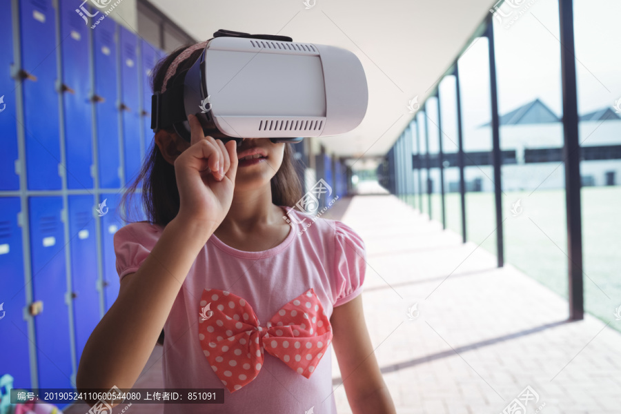 使用虚拟现实眼镜的学生