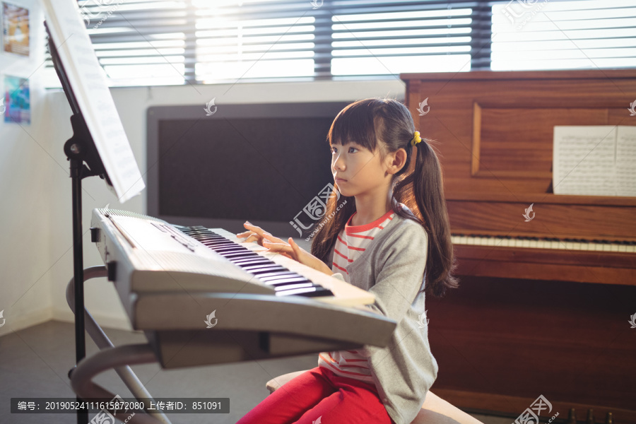 练习钢琴的小女孩